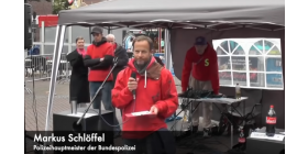 Ein Polizist steht auf 